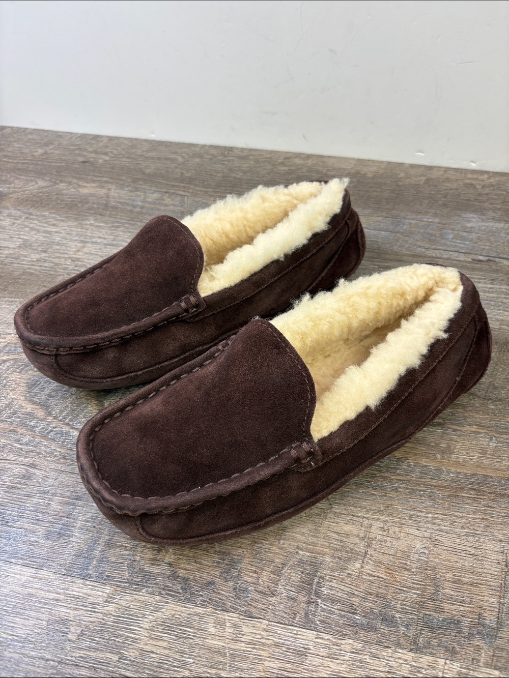 UGG Australia Ascot Distressed Leather Sheepskin Slippers  Brown M6 / W8